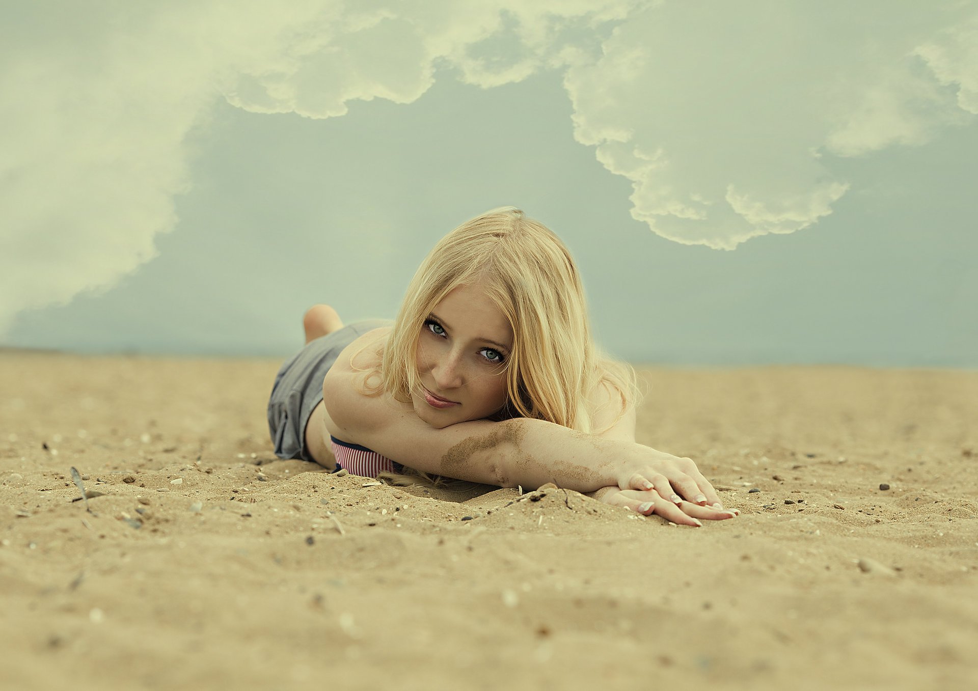 plaża dziewczyna piasek