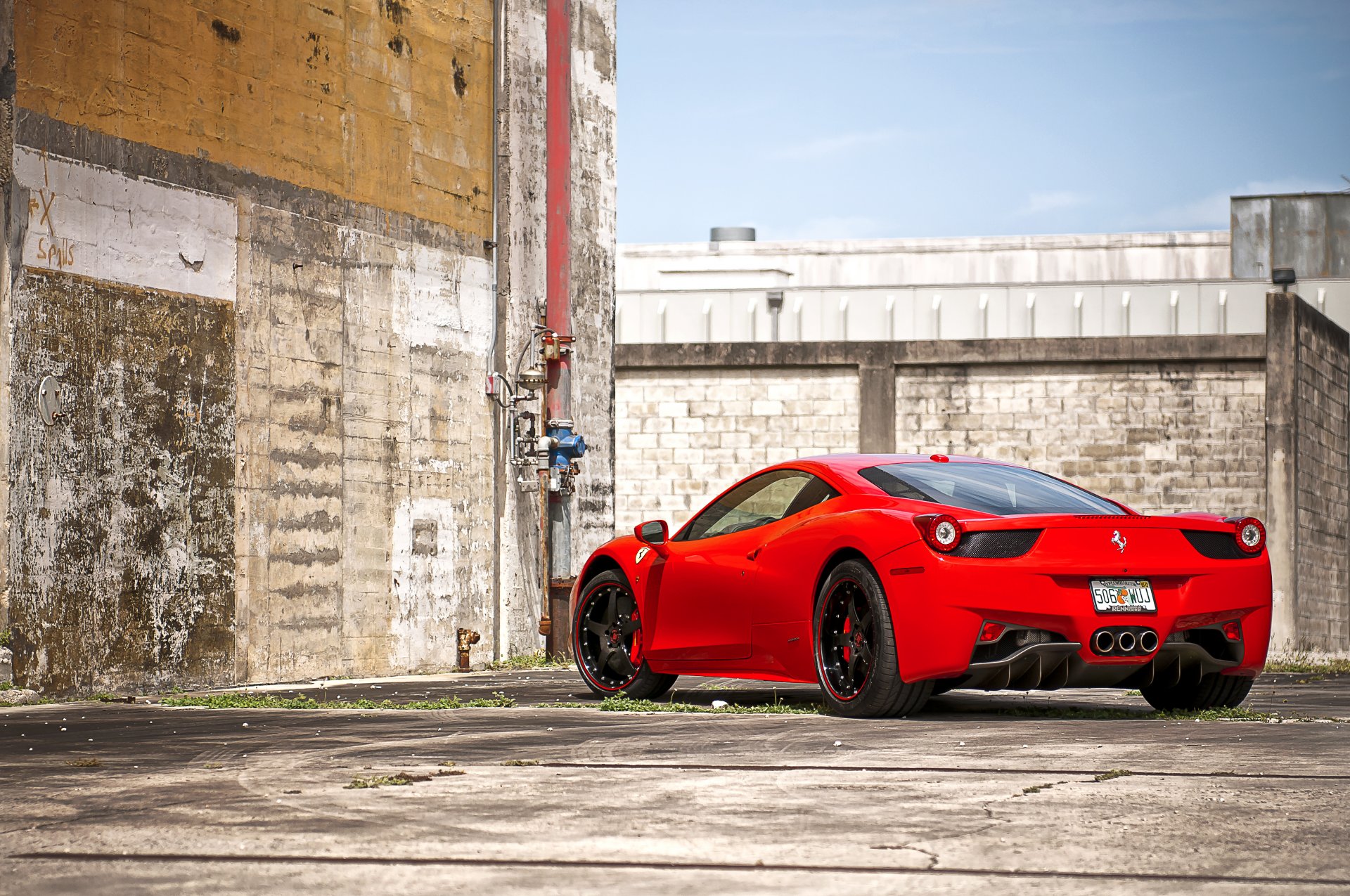 ferrari 458 italia rosso nero ruote cielo nuvole ferrari italia rosso parete tubo mattone recinzione