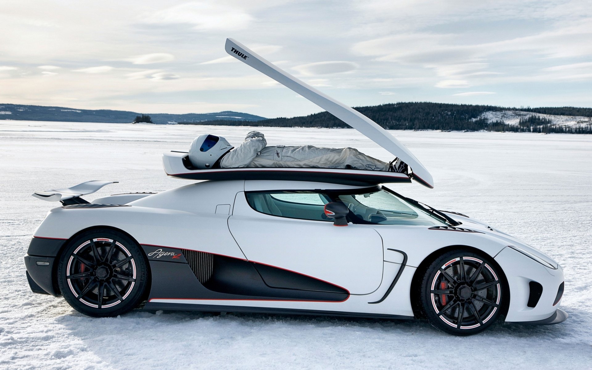 top gear топ гир высшая передача самая лучшая телепередача и журнал koenigsegg agera r кенигсегг агера р суперкар гиперкар белый вид сбоку стиг некоторые говорят снег небо