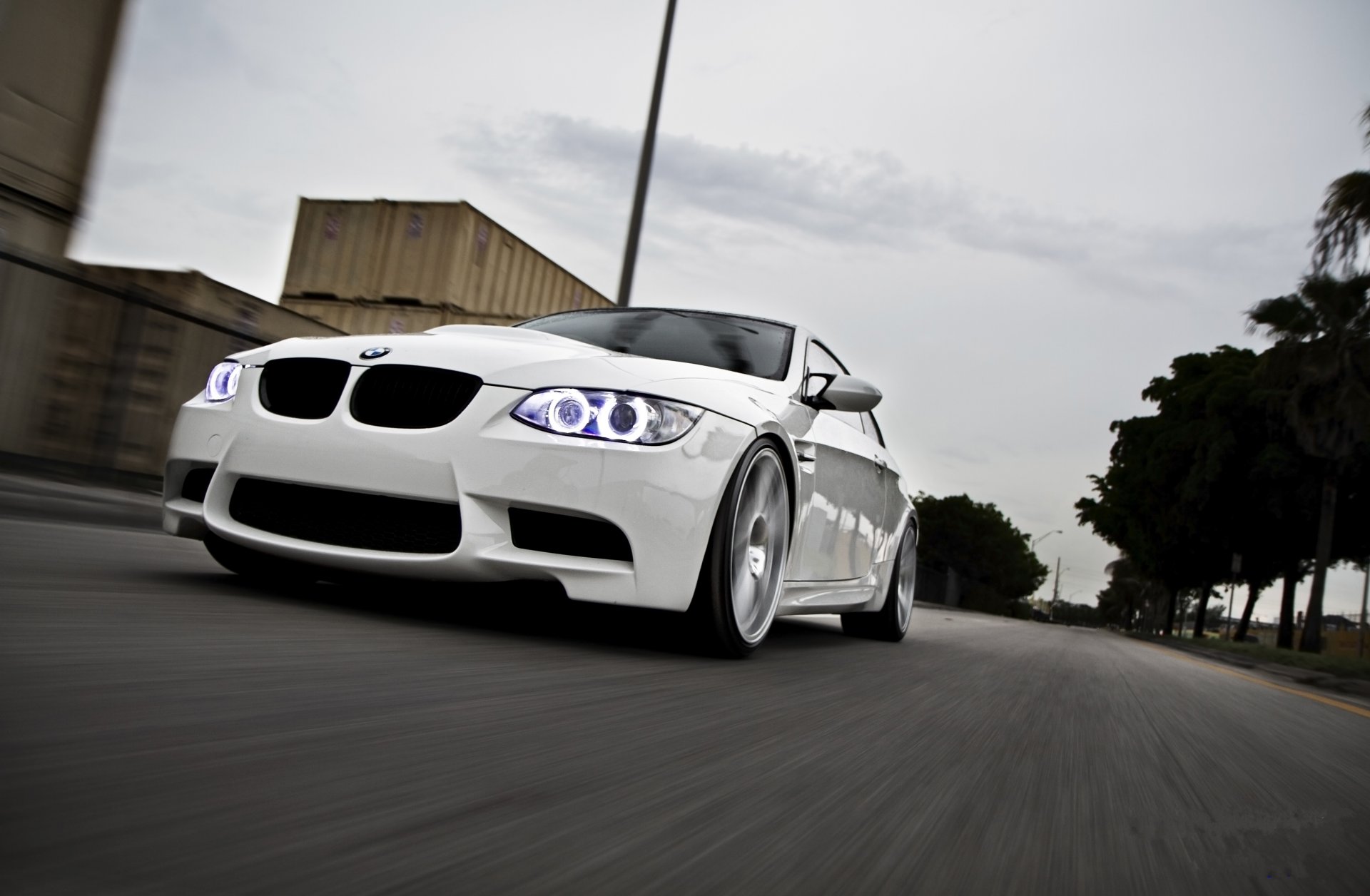 bmw m3 e92 blanc route vitesse bmw lumière du jour conteneurs palmiers ciel