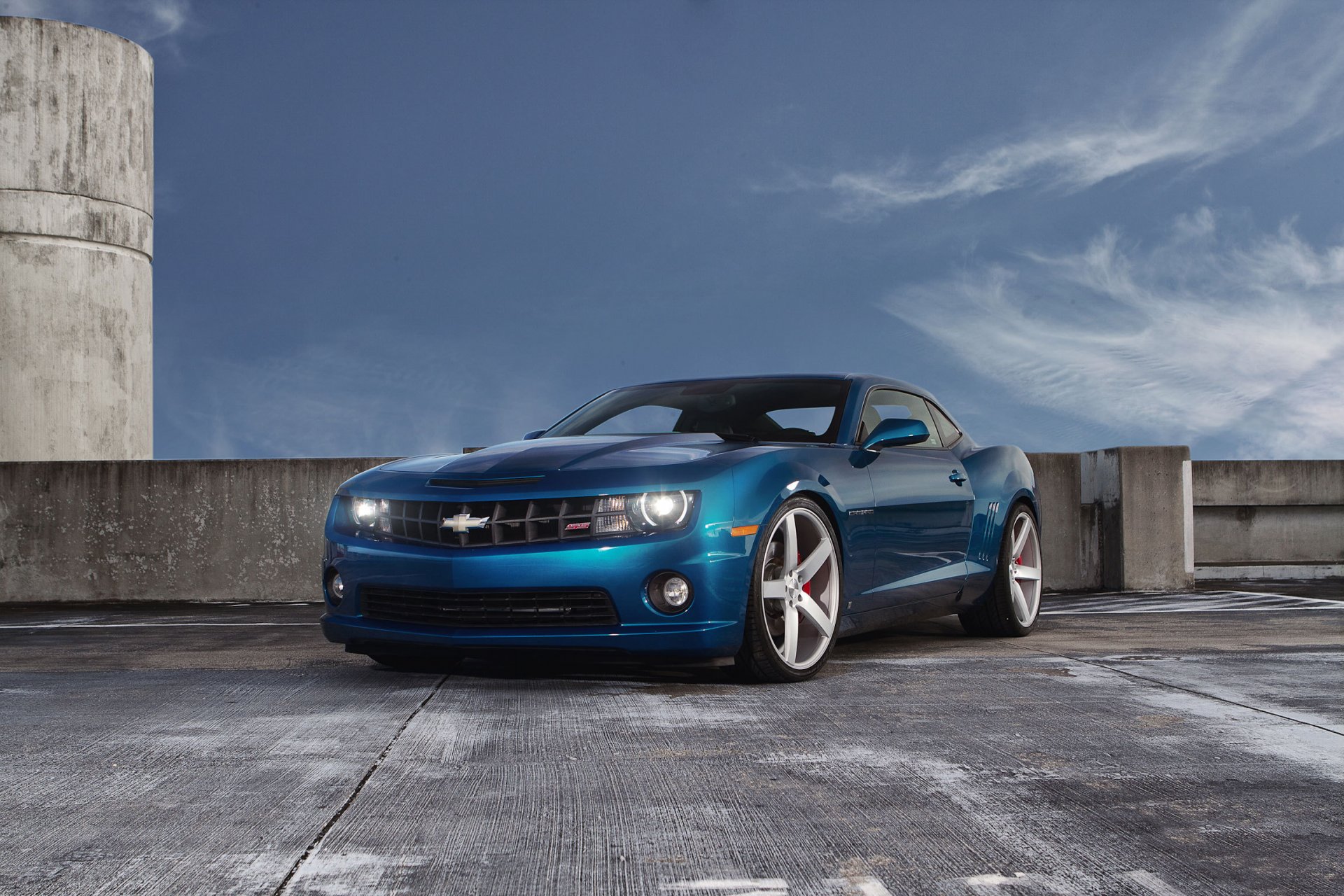 chevrolet camaro ss azul chevrolet camaro estacionamiento cielo nubes