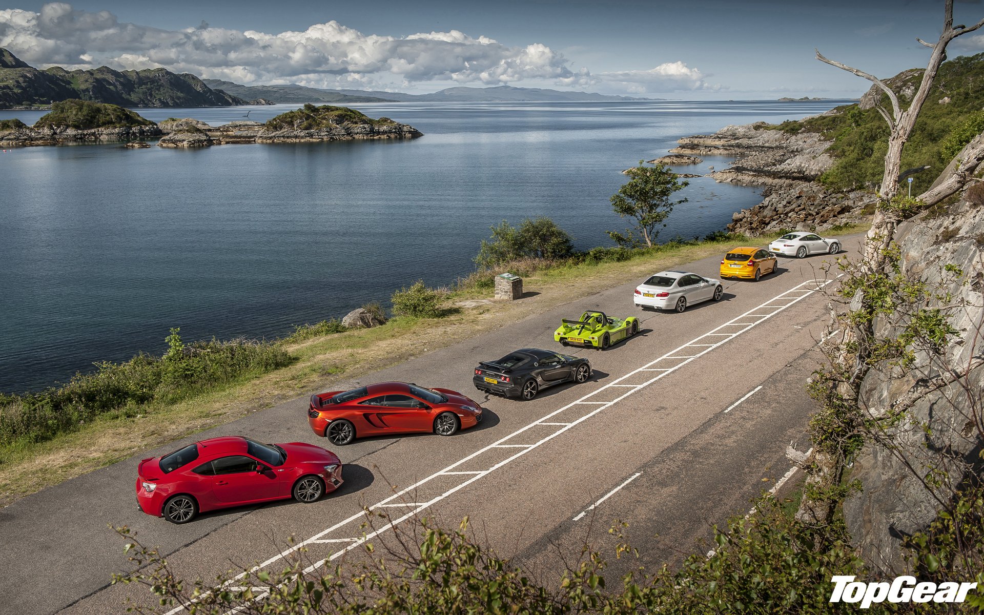 top gear top gear engranaje superior mejor programa de televisión toyota gt86 mclaren mp4-12c lotus exige s radical sr3 sl bmw m5 ford focus rs porsche 911 superdeportivos carretera costa agua monstruo del lago ness monstruo del lago ness nessie cielo