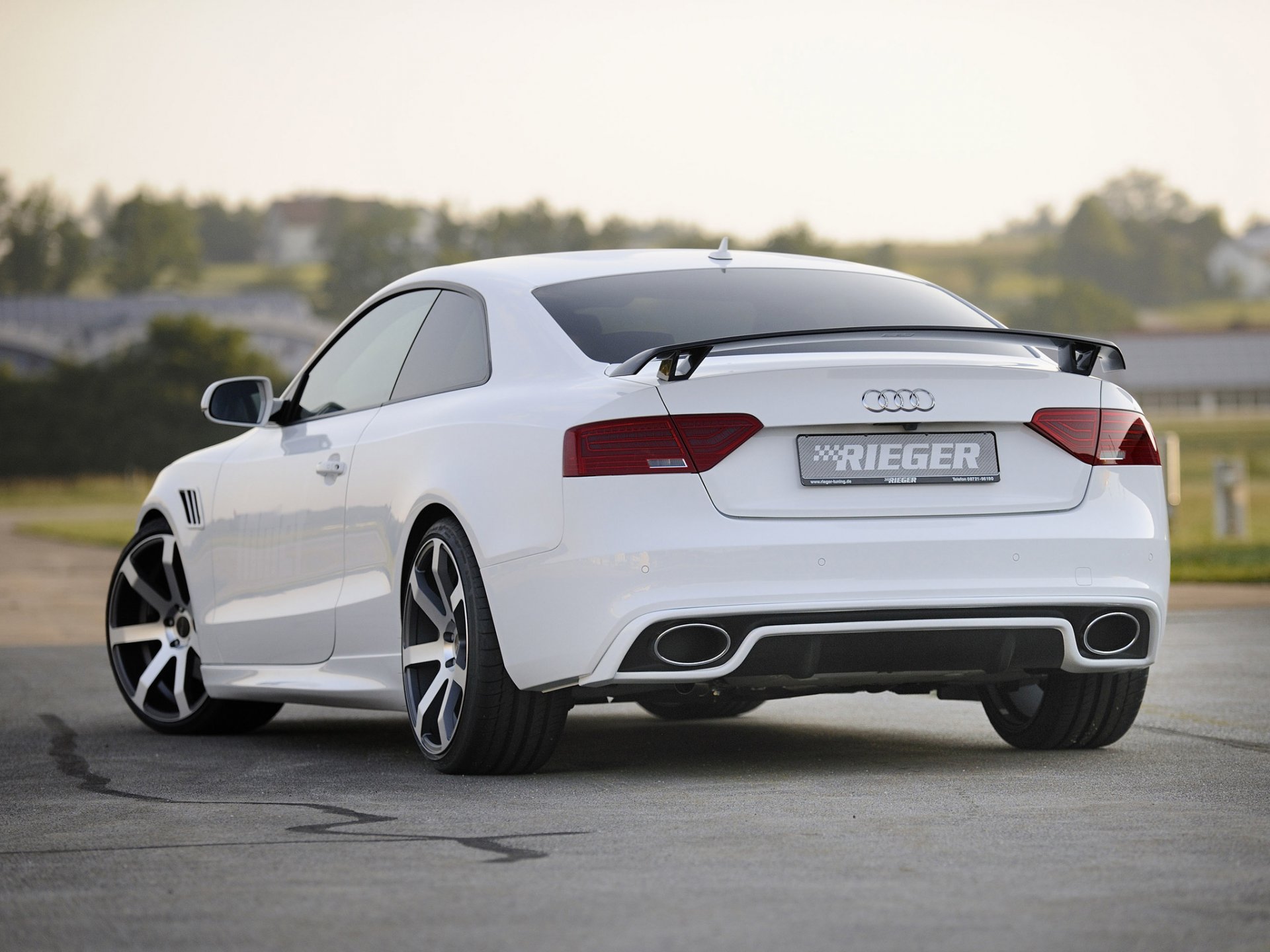 rieger audi a5 s-line coupé audi vue arrière tuning blanc jantes arrière-plan