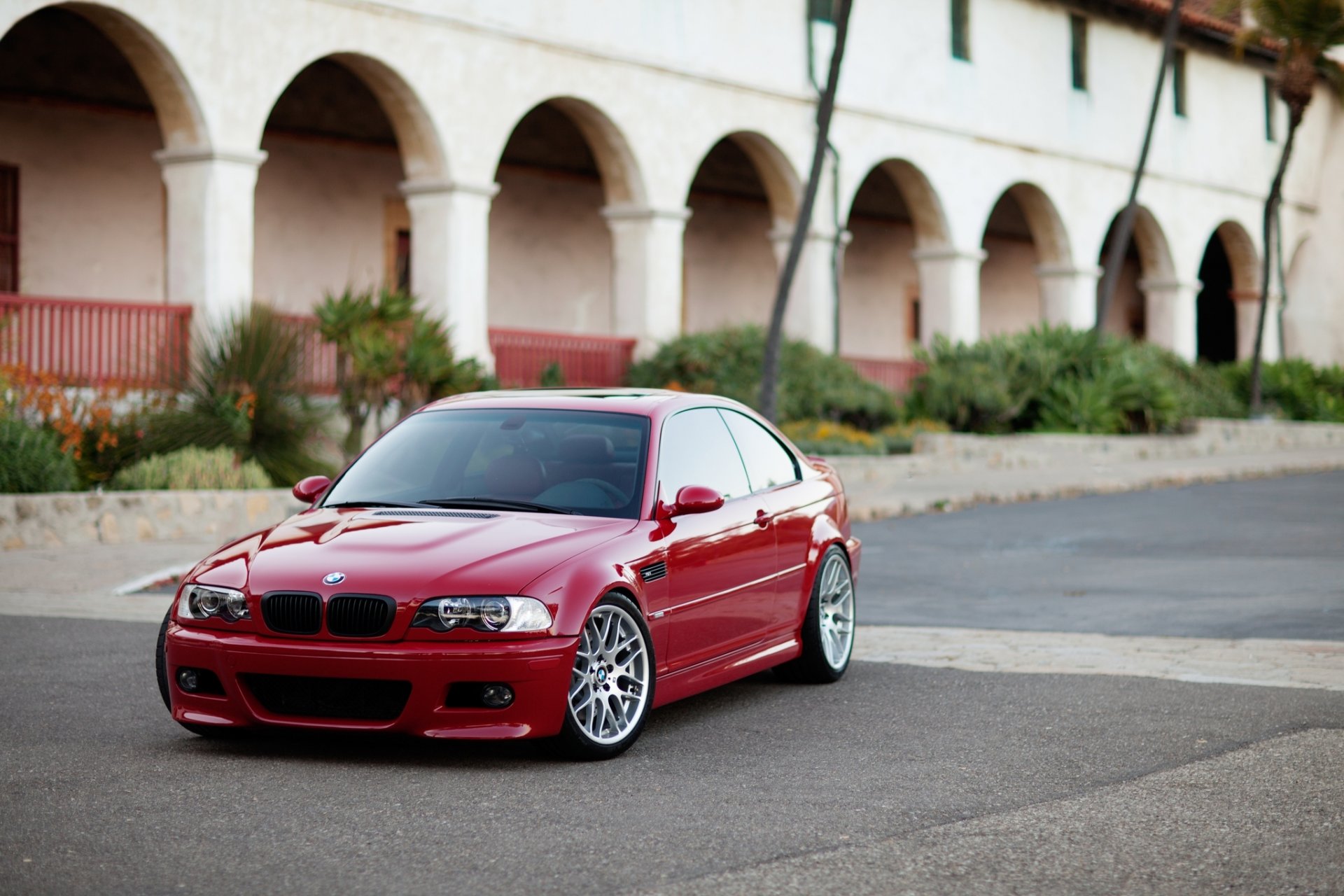 bmw m3 e46 rouge bmw rouge coupé bâtiment colonnes arches