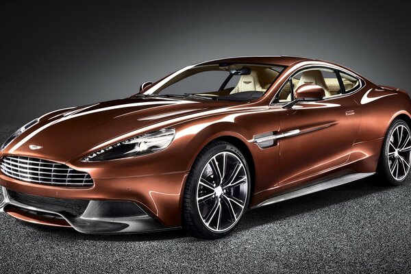 Vista frontale dell auto Aston Martin