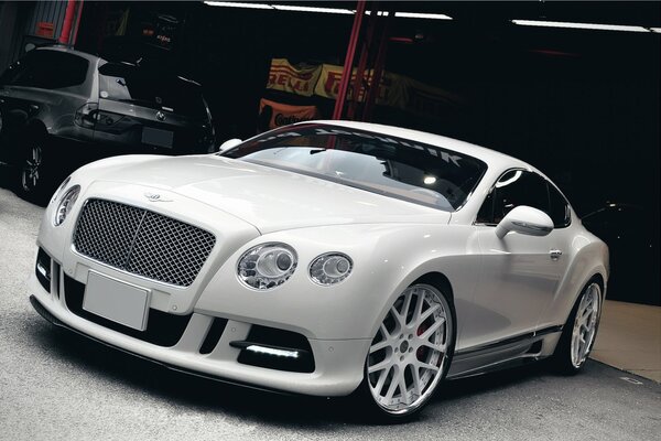 Bentley blanco afinado en el garaje