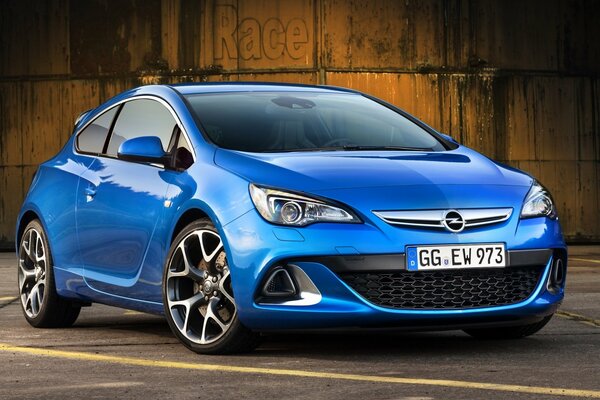 Hatchback Astra blu su dischi più grandi