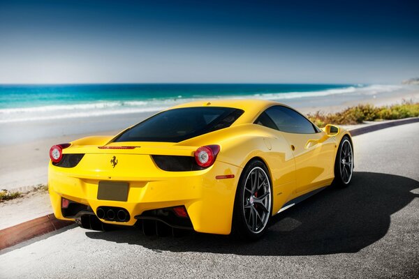 Tuning Ferrari jaune près de la mer d Italie