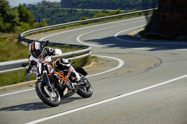 Скоростной мотоцикл герцог 2013 движущийся по трассе