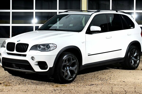 Voiture de BMW de couleur blanche