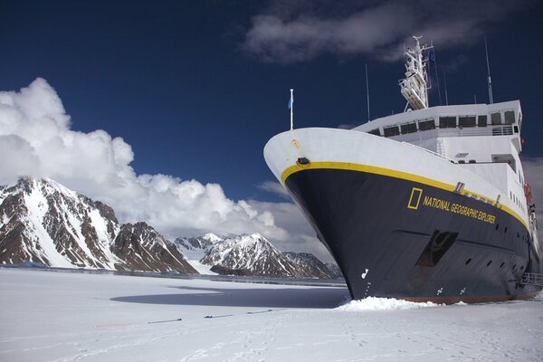 Expeditionskreuzfahrtschiff im Eis