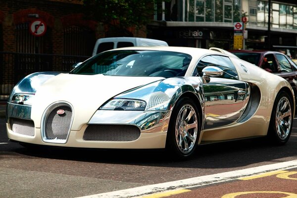 Bugatti veyron auf der morgendlichen Straße in der Stadt