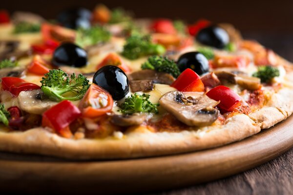 Pizza con aceitunas, perejil y champiñones