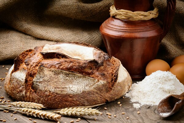 Свежий хлеб. Пшеница на столе