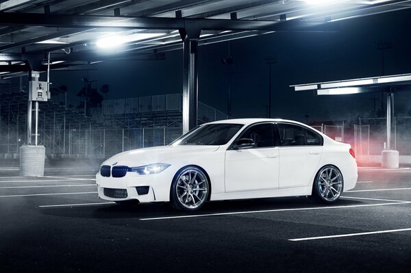 Blanc BMW dans le parking