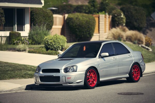 Subaru Impreza Silver Car vicino alla casa