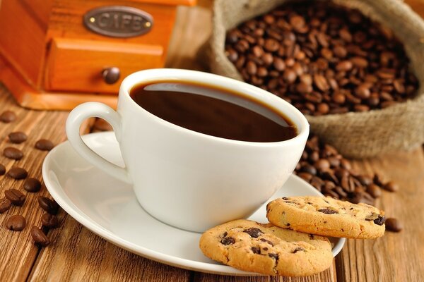 Tasse de café avec des biscuits et des grains