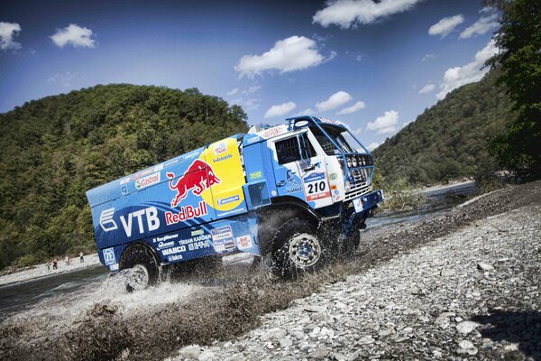 Un camion Paris-Dakar passe le fleuve