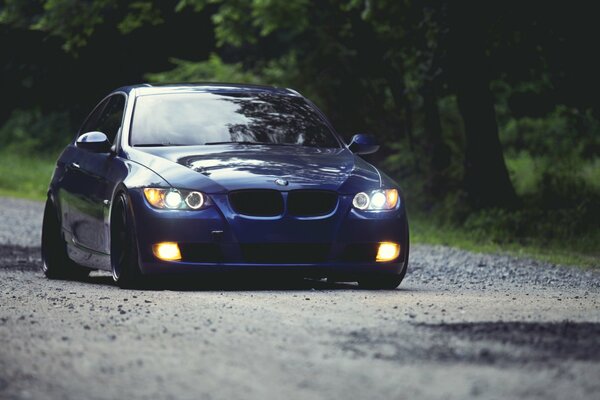 Voiture BMW dans le corps de la couleur bleue