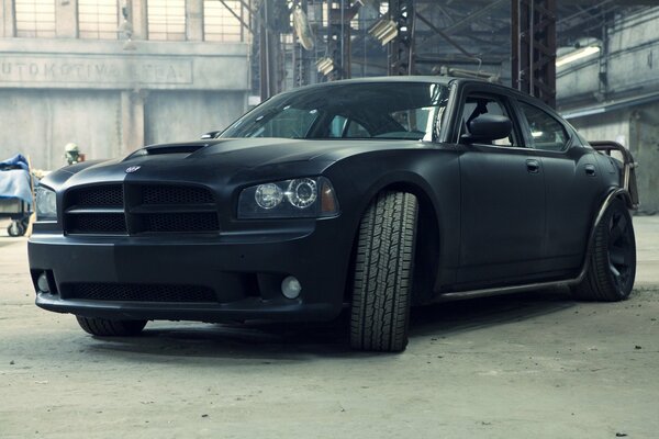 Ein Charger in mattem Schwarz , eines der Elemente im Film Fast and Furious 5