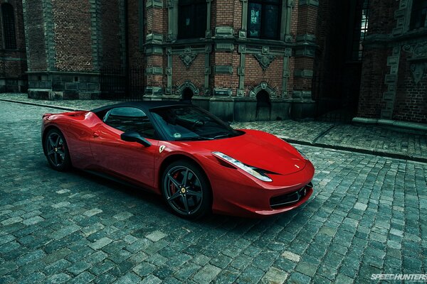 Roter ferrari 458 italia auf der Stadtstraße