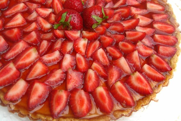 Kuchen mit Erdbeeren und Karamell verziert