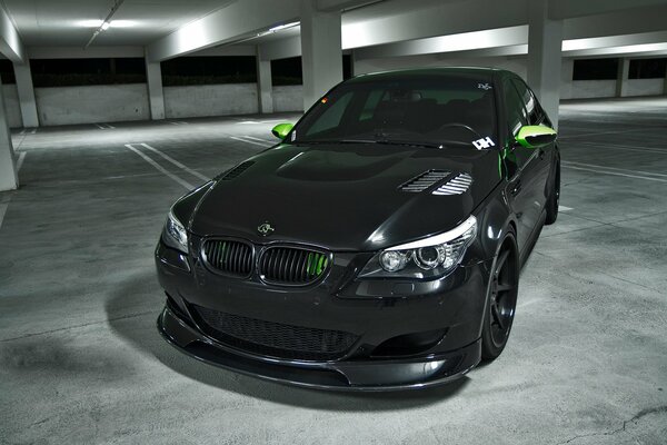 Noir BMW après tuning dans le garage souterrain