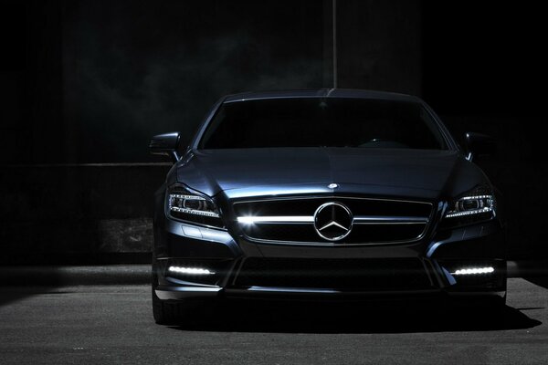 The front part of the mercedes benz cls car
