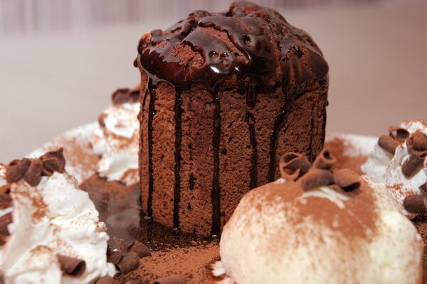 Dessert dolce con crema al burro e cioccolato