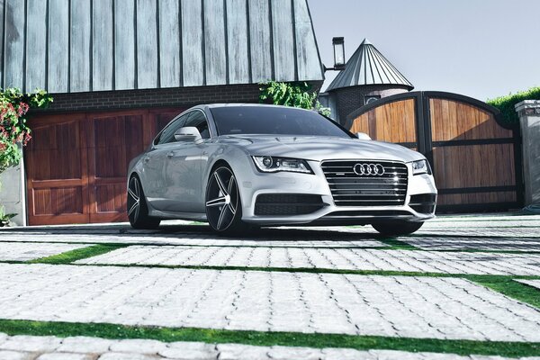 Bella audi A7 nel cortile