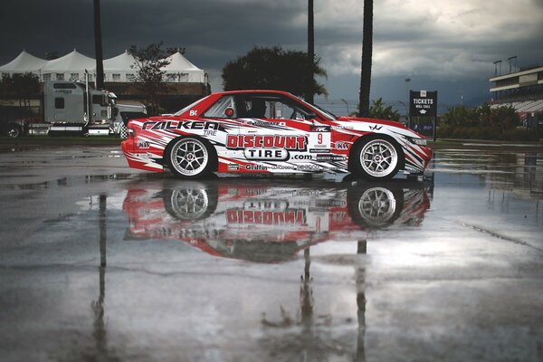 Nissan silvia auf der Straße nach dem regen