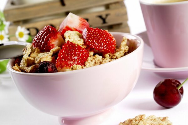 Desayuno saludable con mulles y fresas