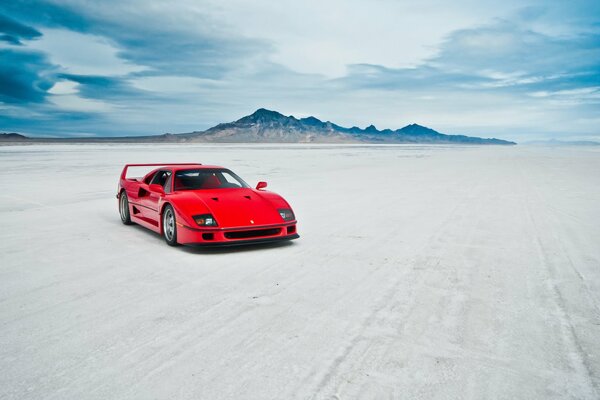 Ferrari F40 auto rossa sul lago