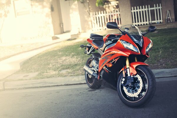 Yamaha yzf-r6, moto roja, sueño del verano