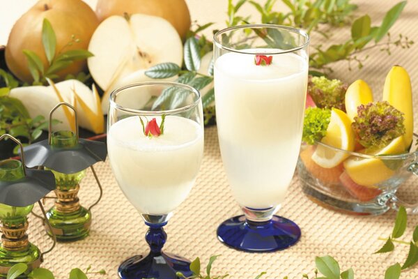 Still life bicchieri di latte con frutta