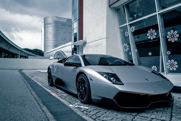 Voiture Lamborghini gris sur le trottoir