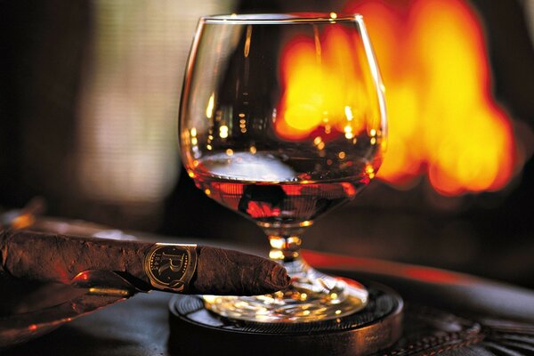 Verre de cognac et cigare sur fond de cheminée