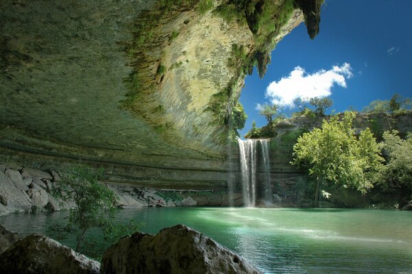 Paradiso con lago sotterraneo