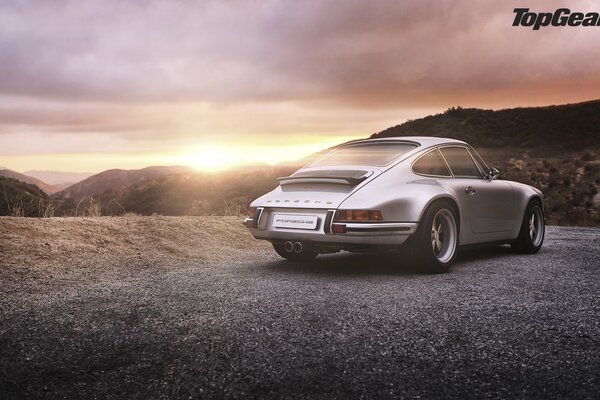 Un pequeño Porsche en medio de la puesta del sol