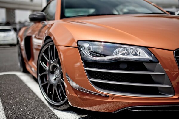 Tuning Audi R8 avant-plan phare