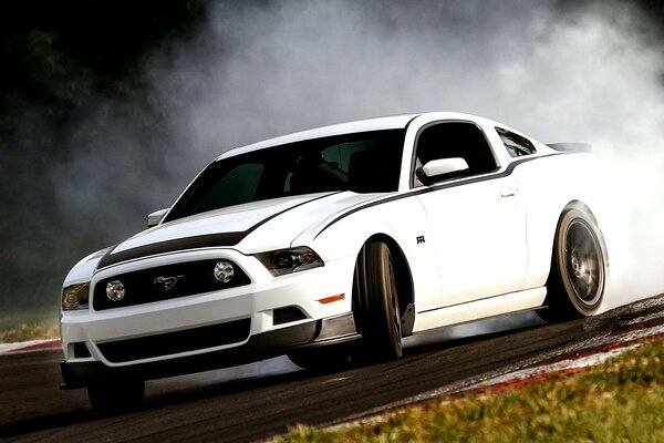 Ford Mustang wkracza do driftu