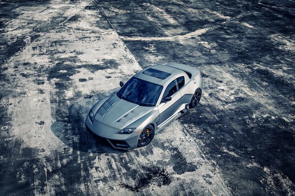 Mazda RX8 deportes en un campo cubierto de nieve