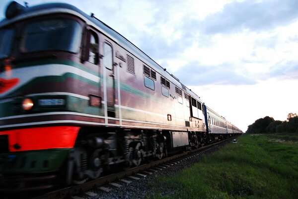 Train en marche le soir au milieu du champ