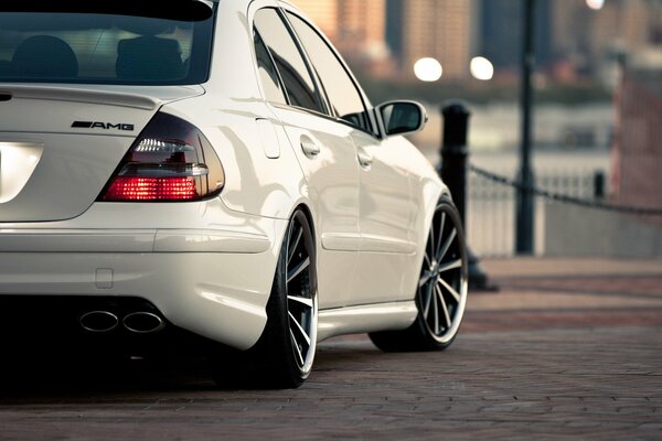 AMG blanc sur le carreau