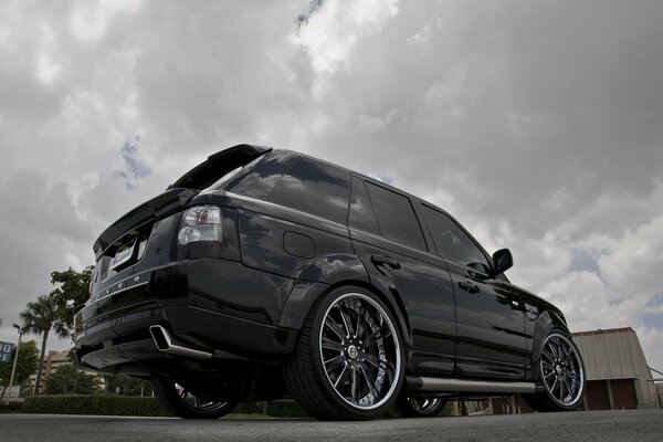 Through the tinted windows of land rover you will not notice the gloomy sky