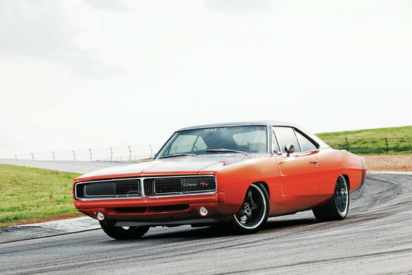 Roter Dodge Charger auf Rennstrecke