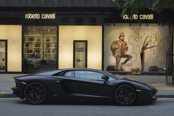 El querido Lamborghini negro se detuvo en las boutiques italianas