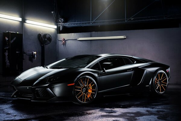 Schwarzer Lamborghini aventador in der Garage