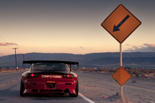 Mazda ryx sur la route dans le désert