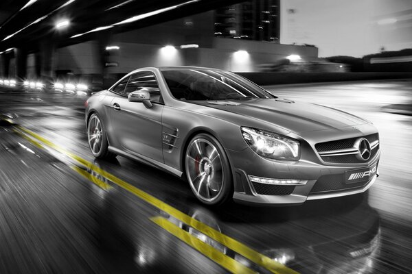 Hermoso Mercedes sl 55 amg. En movimiento por la calle